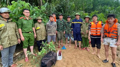 Quảng Trị: Giải cứu 3 người bị cô lập giữa rừng, đưa bệnh nhân vượt lũ đến viện