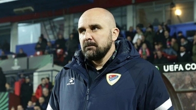 A 44 éves edző a pályán hunyt el, a játékosok eltakarták az arcukat és sírtak