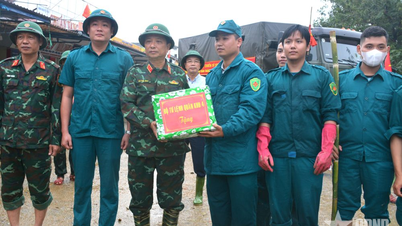 하토빈 중장은 후에의 홍수 피해를 극복하기 위해 군대를 시찰하고 격려했습니다.