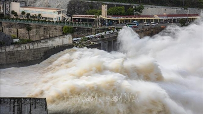 រោងចក្រ​វារីអគ្គិសនី Hoa Binh បាន​បើក​ការ​បង្ហូរ​ទឹក​នៅ​បាត​សមុទ្រ​នៅ​ម៉ោង 10:00 យប់។ នៅថ្ងៃទី 4 ខែវិច្ឆិកា។