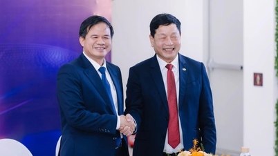 នាយកមន្ទីរពេទ្យ Bach Mai ប្រាប់អំពីការចុះហត្ថលេខាលើក្រដាសមួយរយពាន់សន្លឹកជារៀងរាល់ថ្ងៃ