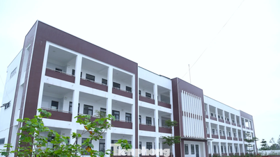 Nybyggd skola övergiven, lärare och elever trängs i förfallna klassrum