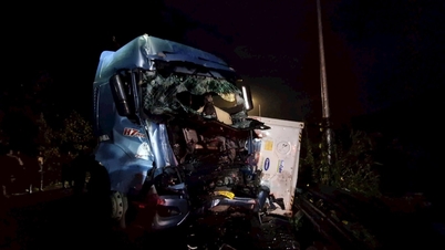 El contenedor perdió los frenos y chocó frontalmente con un camión en el paso de Bao Loc; las cabinas de ambos vehículos quedaron destrozadas.