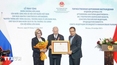 Trao tặng Huân chương Hữu nghị cho người bạn Nga của Việt Nam