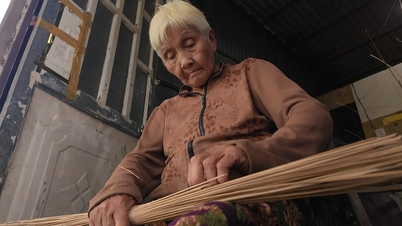 Dai Nghia és Le Ha Anh megdöbbentek, amikor meglátták a közel 80 éves nőt, akinek remegő keze volt, és aki még mindig a család egyetlen kenyérkeresője.