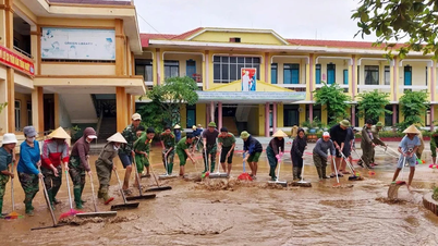 Lực lượng Công an hỗ trợ các trường học ở xã Lệ Thủy khắc phục hậu quả mưa lũ