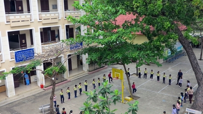 Khanh Hoa طالب علموں کو طوفان کلمیگی سے بچنے کے لیے اسکول سے گھر رہنے دیتا ہے، جس کی پیش گوئی بہت مضبوط ہے۔