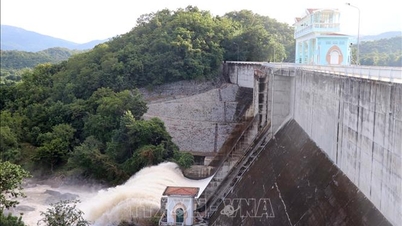 Khanh Hoa ຄຸ້ມຄອງແຫຼ່ງນ້ຳຂອງອ່າງເກັບນ້ຳຢ່າງສົມເຫດສົມຜົນ ເພື່ອຮັບມືກັບພະຍຸໝາຍເລກ 13