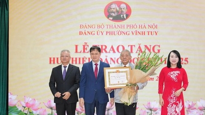 Komitet Partii Dzielnicy Vinh Tuy przyznał odznaki partyjne 84 weteranom partii