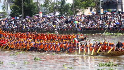 Mensen en toeristen duiken de rivier in om de drakenbootraces te bekijken.
