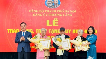 Lang Ward: 102 członków partii uhonorowanych odznakami partyjnymi