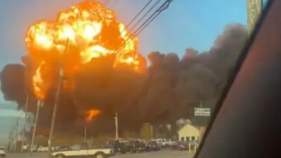 Schrecklicher Moment: Frachtflugzeug stürzte in den USA ab und brannte lichterloh.
