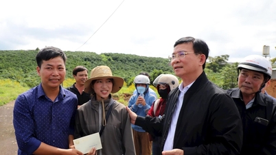 Vợ chồng trẻ bất ngờ nhận quà cưới từ Chủ tịch UBND tỉnh Lâm Đồng ngay trên công trường