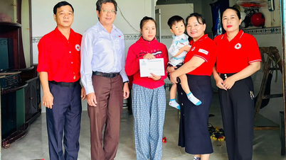 Para pemimpin Palang Merah Provinsi Khanh Hoa mengunjungi dan menyerahkan dukungan keuangan kepada anak-anak kurang mampu.