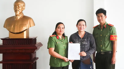 Nữ đại úy công an trao trả tiền cho người dân chuyển nhầm