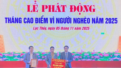 Lac Thuy Commune received more than 400 million VND to support the Fund "For the Poor"