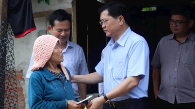 អនុប្រធានអចិន្ត្រៃយ៍ក្រុមប្រឹក្សាប្រជាជនទីក្រុង លោក Tran Phuoc Son បានទៅសួរសុខទុក្ខ និងជូនអំណោយដល់ឃុំដែលរងផលប៉ះពាល់ដោយទឹកជំនន់។