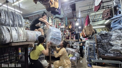 អាជីវករផ្សារ Tuy Hoa ការពារយ៉ាងសកម្មការពារព្យុះ និងការពារទំនិញ
