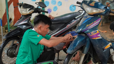 សិស្ស​ទៅ​តំបន់​លិច​ទឹក​ដើម្បី​សង្គ្រោះ​ម៉ូតូ​លិច​ទឹក​