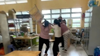 Tijdelijk schorsen van leraar die "liefdevolle" berichten stuurde naar vrouwelijke leerling uit de 10e klas