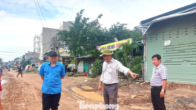 Chỉ đạo khẩn vụ học sinh phải lội bùn đến trường mỗi ngày ở TPHCM