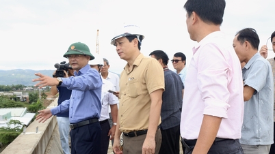 អនុប្រធានគណៈកម្មាធិការប្រជាជនខេត្ត លោក Nguyen Tu Cong Hoang បានចុះត្រួតពិនិត្យការងារបង្ការ និងគ្រប់គ្រងព្យុះនៅការងារចរាចរណ៍។