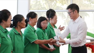 มอบบัตรประกันสุขภาพให้กับผู้คนที่อยู่ในสถานการณ์ที่ยากลำบากในนครโฮจิมินห์