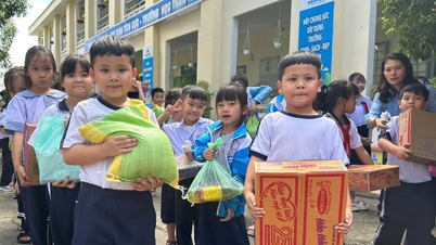 Quang Ngai: Students donate piggy banks to support people in flood-hit areas