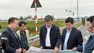 Kamerad Le Anh Quan memeriksa kemajuan beberapa proyek di zona ekonomi khusus Cat Hai.