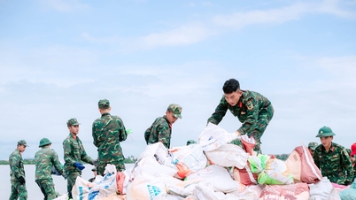 Více než 300 důstojníků a vojáků se koordinovalo s místními obyvateli, aby posílili nábřeží An Luong před bouří č. 13.