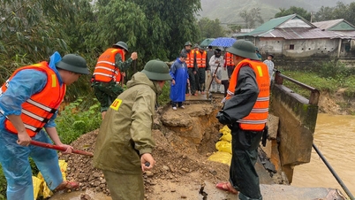 Un ejército Luoi y la población local unen fuerzas para reforzar el pilar del puente de la aldea de Cur-xo.