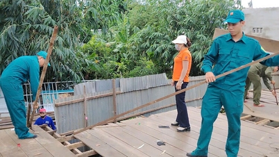 Phu Huu Commune لوگوں کی مدد کرتا ہے کہ وہ اپنے مکانات کو تودے گرنے والے علاقوں سے باہر لے جائیں۔