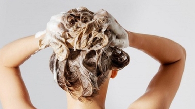 Vietnamský úřad pro kontrolu léčiv (DSA) požádal o stažení šamponu Natural Black Hair Colorant, který kryje šediny, protože je „padělek“.