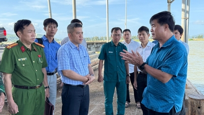 סגן יו"ר ועדת העם המחוזית, נגוין ת'יאן ואן, בדק את עבודות התגובה לסופה מספר 13 בנמל הדייגים טיאן צ'או.