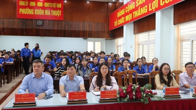 Liderii Comitetului Popular din districtul Buon Ma Thuot au dialogat cu tinerii