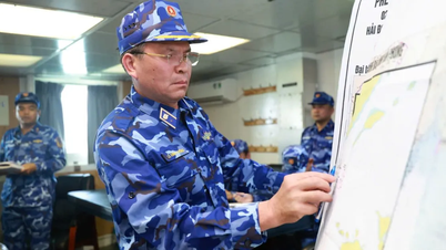 Vietnam Coast Guard inspects proactive response to storm No. 13