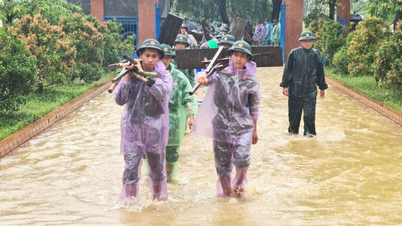 Солдати дивізії 968 пройшли через повінь, щоб допомогти людям.