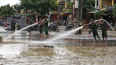 מאות קצינים וחיילים התגייסו לסייע לאנשים לנקות בהוי אן לאחר השיטפון.
