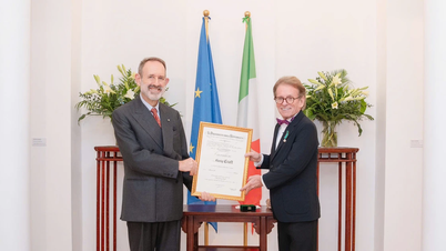 Ambasador Włoch wręcza medal sponsorowi „ołowianego żołnierzyka” Thien Nhan