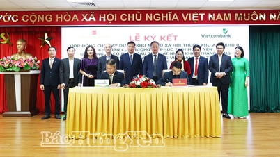 Signing loan contract for social housing project in Vu Phuc ward residential area