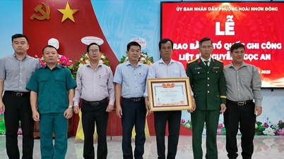 Udělení certifikátu „Vděčnost vlasti“ rodině mučedníka Nguyen Ngoc Ana