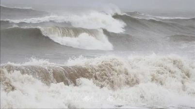Burza nr 13 utrzymuje dotychczasowy kierunek przemieszczania się i siłę.