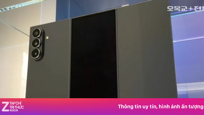 Крупный план нового смартфона Samsung с тремя отделениями