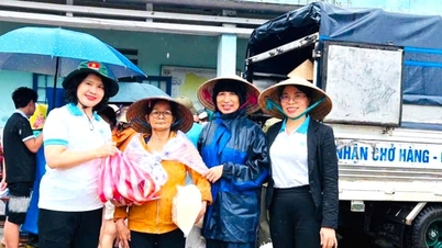 ພ້ອມ​ກັນ​ຊ່ວຍ​ເຫຼືອ​ປະຊາຊົນ​ຜ່ານ​ຜ່າ​ຜົນ​ຮ້າຍ​ຢ້ອນ​ຫຼັງ​ຈາກ​ໄພ​ນ້ຳ​ຖ້ວມ