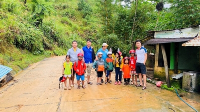 Los profesores cruzan montañas para llevar a los alumnos de vuelta a la escuela tras las inundaciones