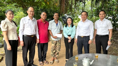 Bezoeken en ondersteunen van huishoudens die getroffen zijn door regen en overstromingen in de gemeente Tan Thanh