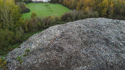 "הר אשפה" מפחיד בגובה 9 מטרים ליד אזור מגורים באנגליה