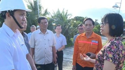 អនុប្រធានគណៈកម្មាធិការប្រជាជនខេត្ត លោកស្រី Nguyen Thi Thanh Lich បានចុះពិនិត្យ និងដឹកនាំឆ្លើយតបទៅនឹងព្យុះលេខ ១៣ នៅឃុំ Po To។