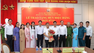 Utdelning av 40-årsmedlemsmärket i partiet till den tidigare biträdande sekreteraren för den provinsiella partikommittén och ordföranden för folkkommittén i Tay Ninh-provinsen