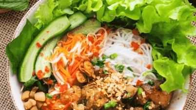 ก๋วยเตี๋ยวหมูย่างฮานอย: คู่มือแนะนำ 10 ร้านอาหารอร่อยสำหรับนักท่องเที่ยว